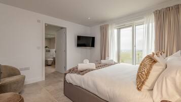 8 bedrooms, desk, iron/ironing board, free WiFi