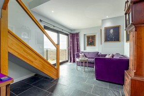 Televisión y chimenea