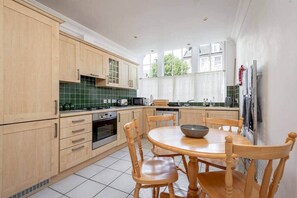 Kühlschrank, Mikrowelle, Ofen, Wasserkocher