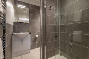 Badekar, hårføner og håndklær