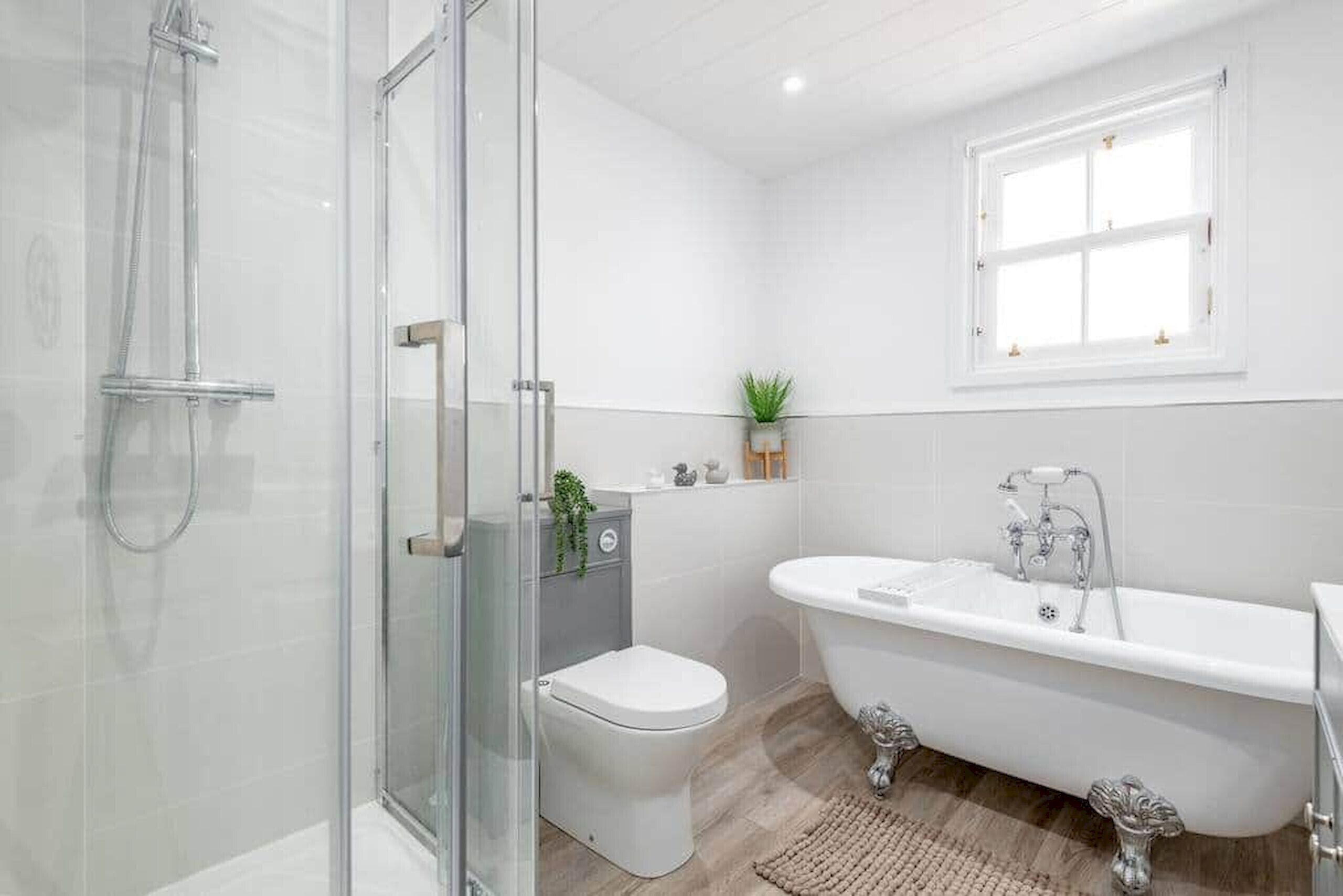Bathtub, towels