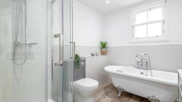 Bathtub, towels