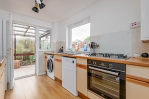 Kühlschrank, Mikrowelle, Ofen, Geschirrspüler