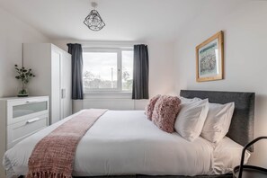 3 quartos, ferros/tábuas de passar roupa, berço de viagem
