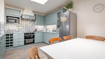 Kühlschrank, Mikrowelle, Ofen, Geschirrspüler