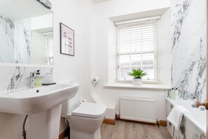 Bathtub, hair dryer, towels, soap - Crail Town House (Crail)