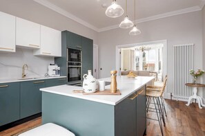 Geladeira, micro-ondas, fogão, lava-louças