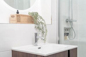 Badekar, hårtørrer, håndklæder