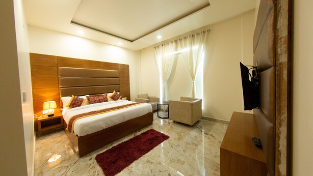 Deluxe Room | In-room safe, iron/ironing board (on request), free WiFi, bed sheets - Comfort Hotel Amritsar by Choice Hotels  (Amritsar)