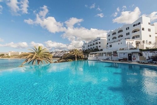 Frontline Paradise – White Sands Menorca