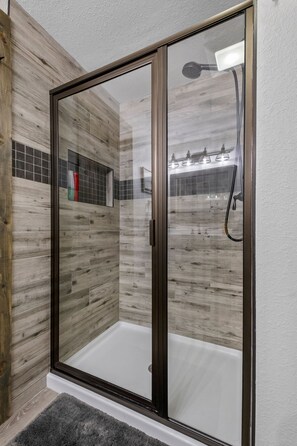 Shower, hair dryer, towels, soap - Secluded cabin close to Eureka Springs and Table Rock Lake (Eureka Springs)