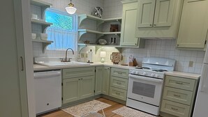 Unclassified image, 5 of 22, button - The Mint Julep - Charming Cottage in Historic Fayetteville - near Round Top (Fayetteville)