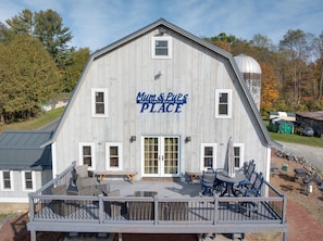Outdoor dining - Perfect location for family vacation or family gathering (Hyde Park)
