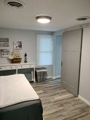 3 bedrooms, iron/ironing board, WiFi, bed sheets - Bayside Cottage (Clear Lake)