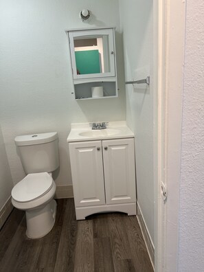 Chambre de base | Salle de bain | Douche, douche cascade, articles de toilette (gratuits)