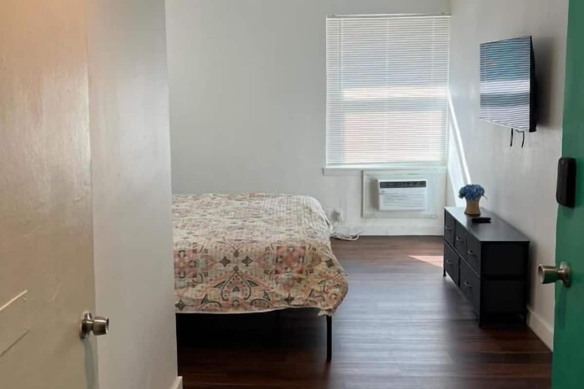 WiFi (free), bed sheets