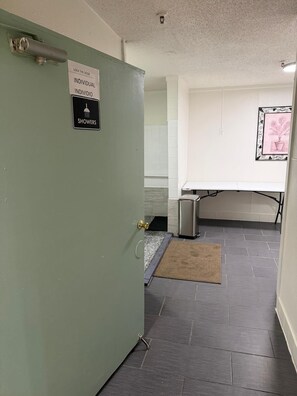 Basic Room | Bathroom | Shower, rainfall showerhead, free toiletries, towels - La Unica (Austin)