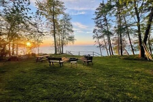 !!Private Beach Access!! ~Cozy Lake Superior Cabin