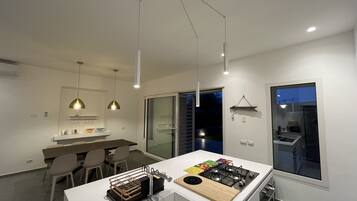 Frigorifero, microonde, forno, piano cottura