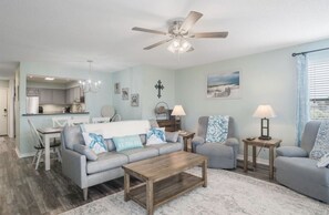 Living area - Sea Oats Gulf facing condo with deeded beach access and lagoon 2BR/2BA (Gulf Shores)