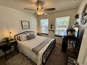 3 bedrooms, desk, iron/ironing board, free WiFi - Superb Home 7 minutes from Lackland Air Force Base (San Antonio)