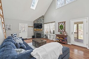 Smart TV, fireplace