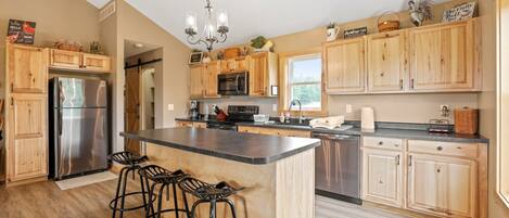 Køleskab, mikrobølgeovn, ovn, kogeplade