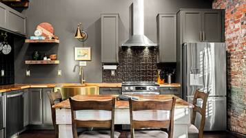 Deluxe Room | Private kitchen | Microwave, coffee/tea maker