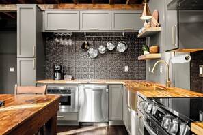 디럭스룸 | 전용 주방 | 전자레인지, 커피/티 메이커