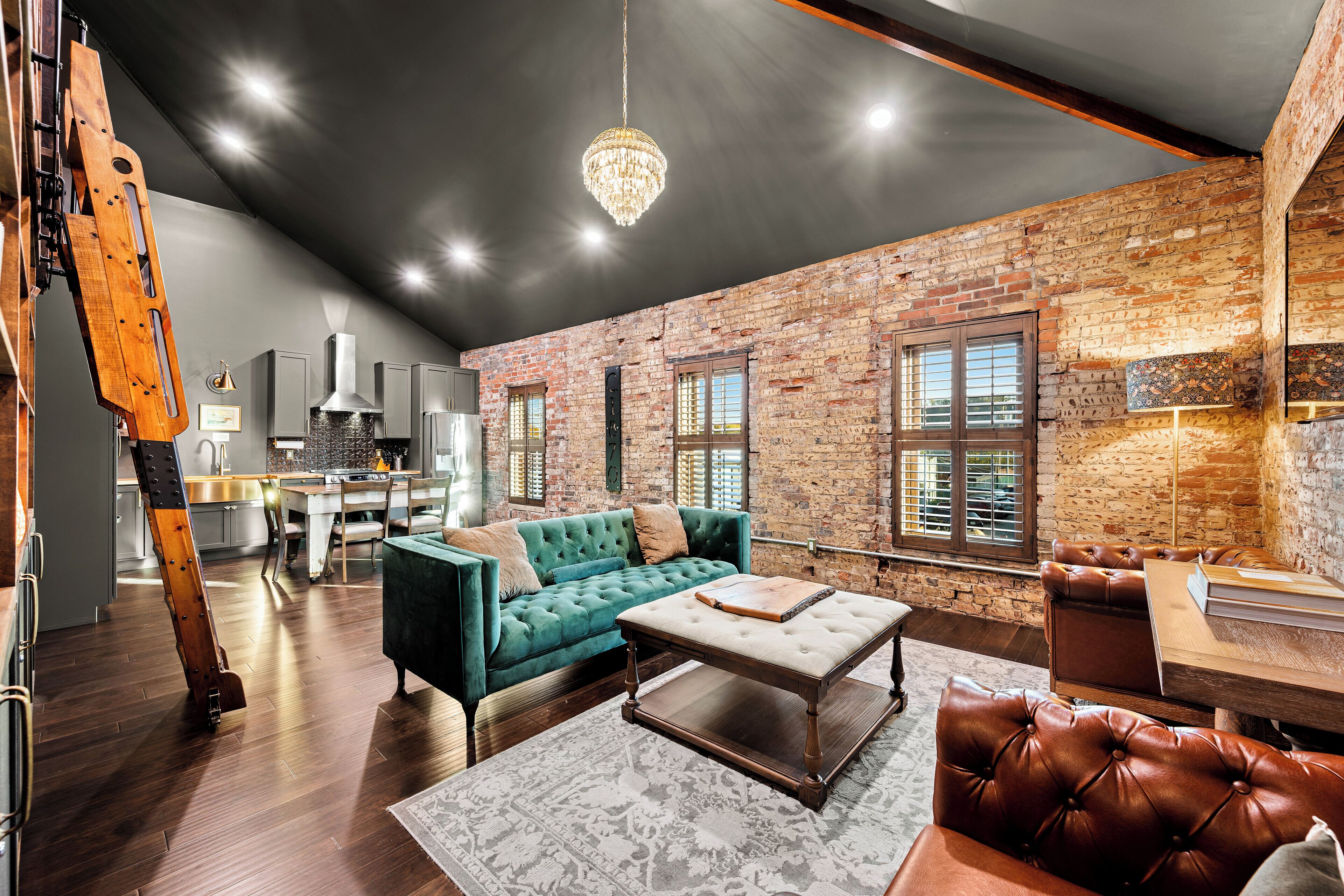 豪華客房 | 起居區 | 55-吋智慧型電視、數位頻道、電視、Netflix