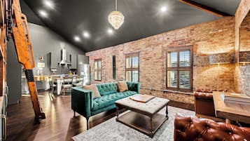 Deluxe-Zimmer | Wohnbereich | 55-Zoll-Smart-TV mit Digitalempfang, Fernseher, Netflix