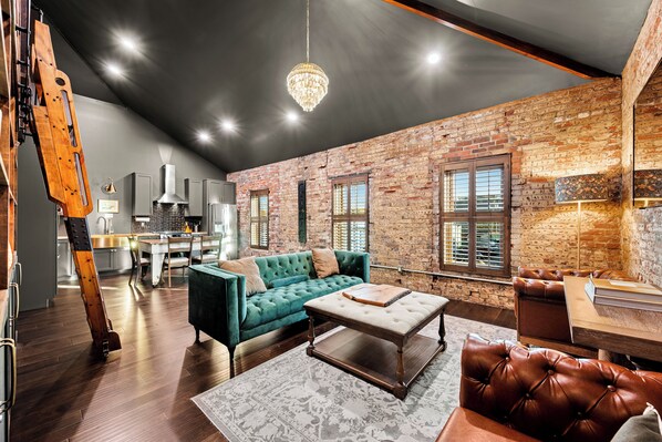 Chambre Deluxe | Coin séjour | TV connectée de 55 pouces avec chaînes numériques, télévision, Netflix