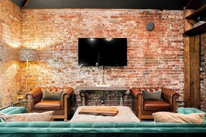 Habitación Deluxe | Área de sala de estar | Smart TV de 55 pulgadas con canales digitales, televisión y Netflix 