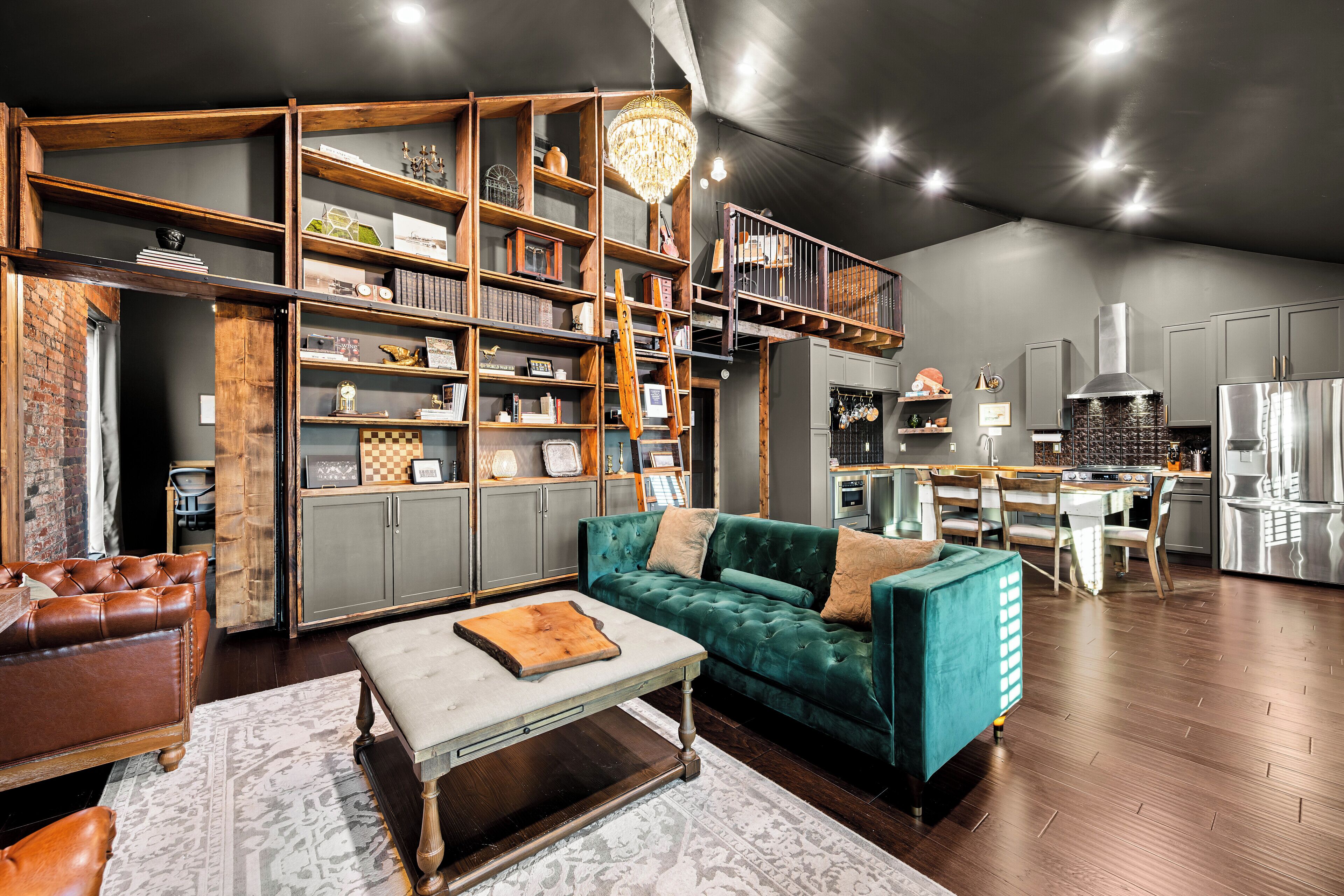 Deluxe-Zimmer | Wohnbereich | 55-Zoll-Smart-TV mit Digitalempfang, Fernseher, Netflix