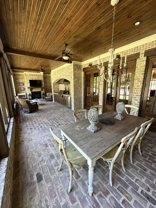 Outdoor dining - New Custom Oxford Home 2 miles from the square (Oxford)