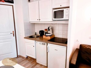Réfrigérateur, micro-ondes, plaque de cuisson, lave-vaisselle