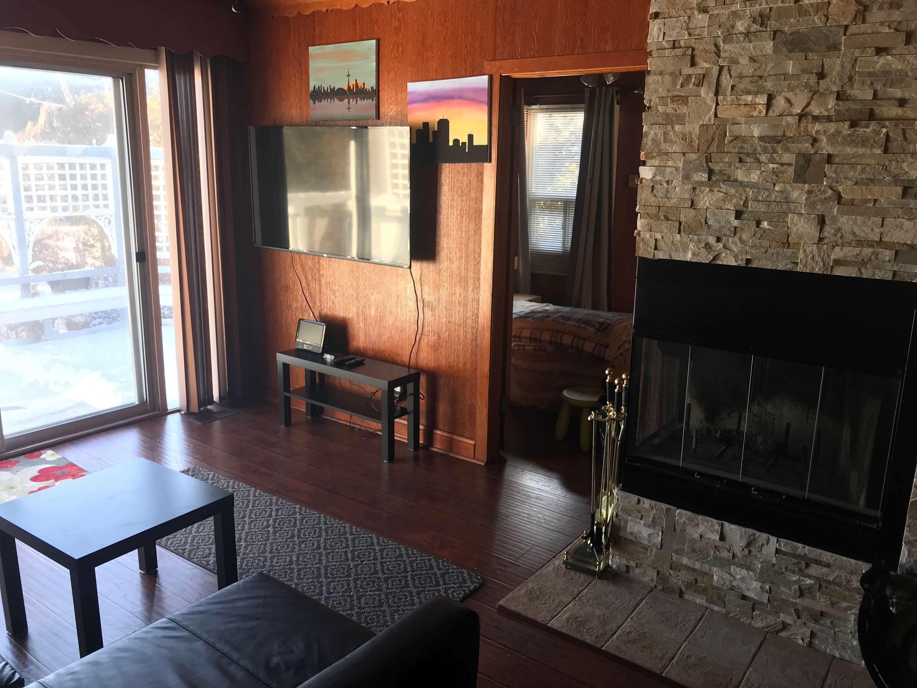 Lake view cottage with indoor / outdoor fireplace, hot tub and sauna