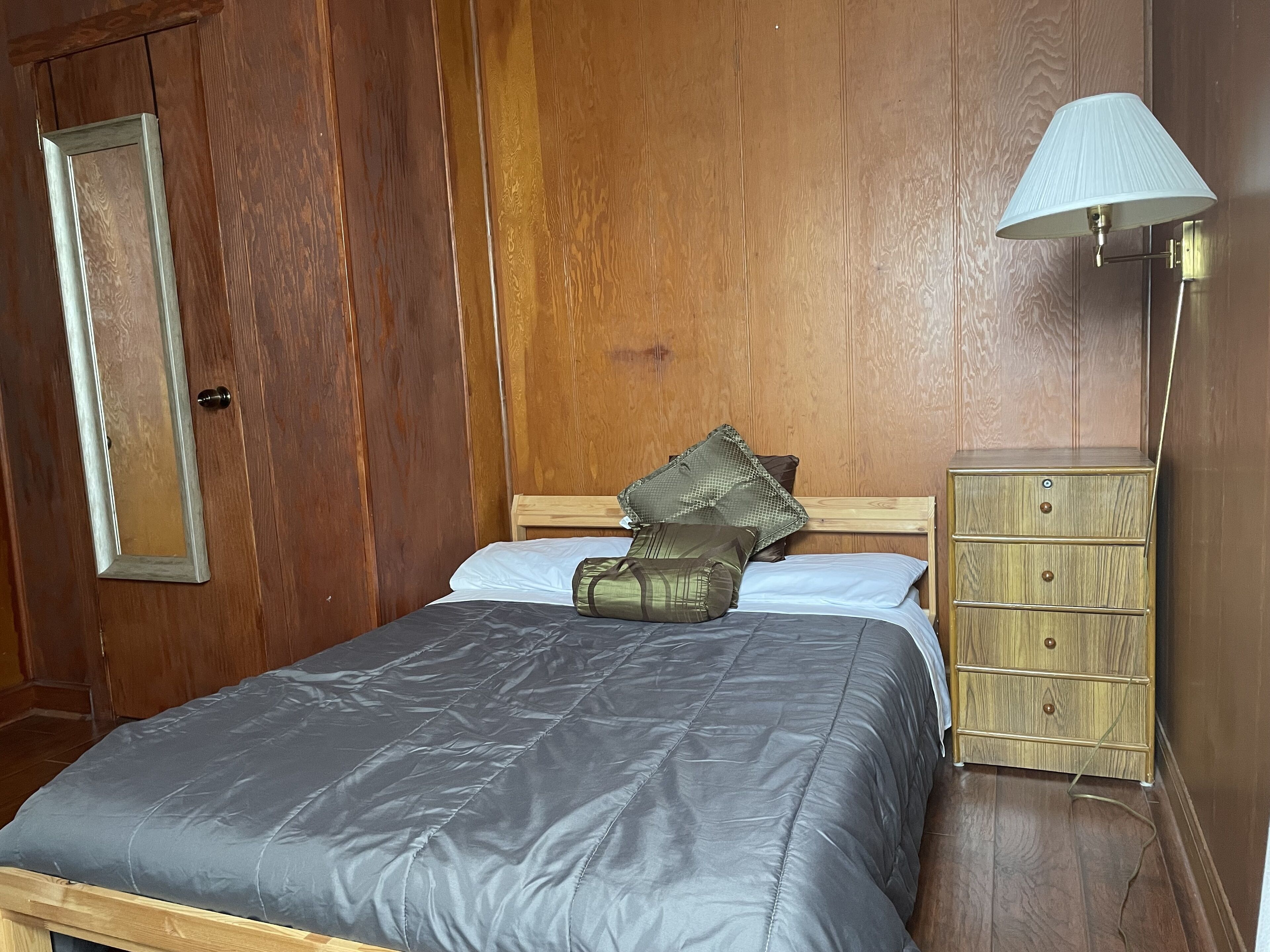 Lake view cottage with indoor / outdoor fireplace, hot tub and sauna