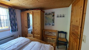 2 bedrooms, travel cot, free WiFi - Swedish vacation home on Lake Userin (Userin)