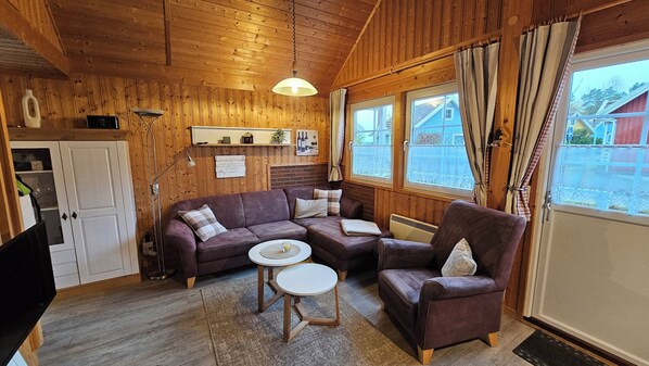 Fernseher, DVD-Player, Tischtennisplatte, Bücher