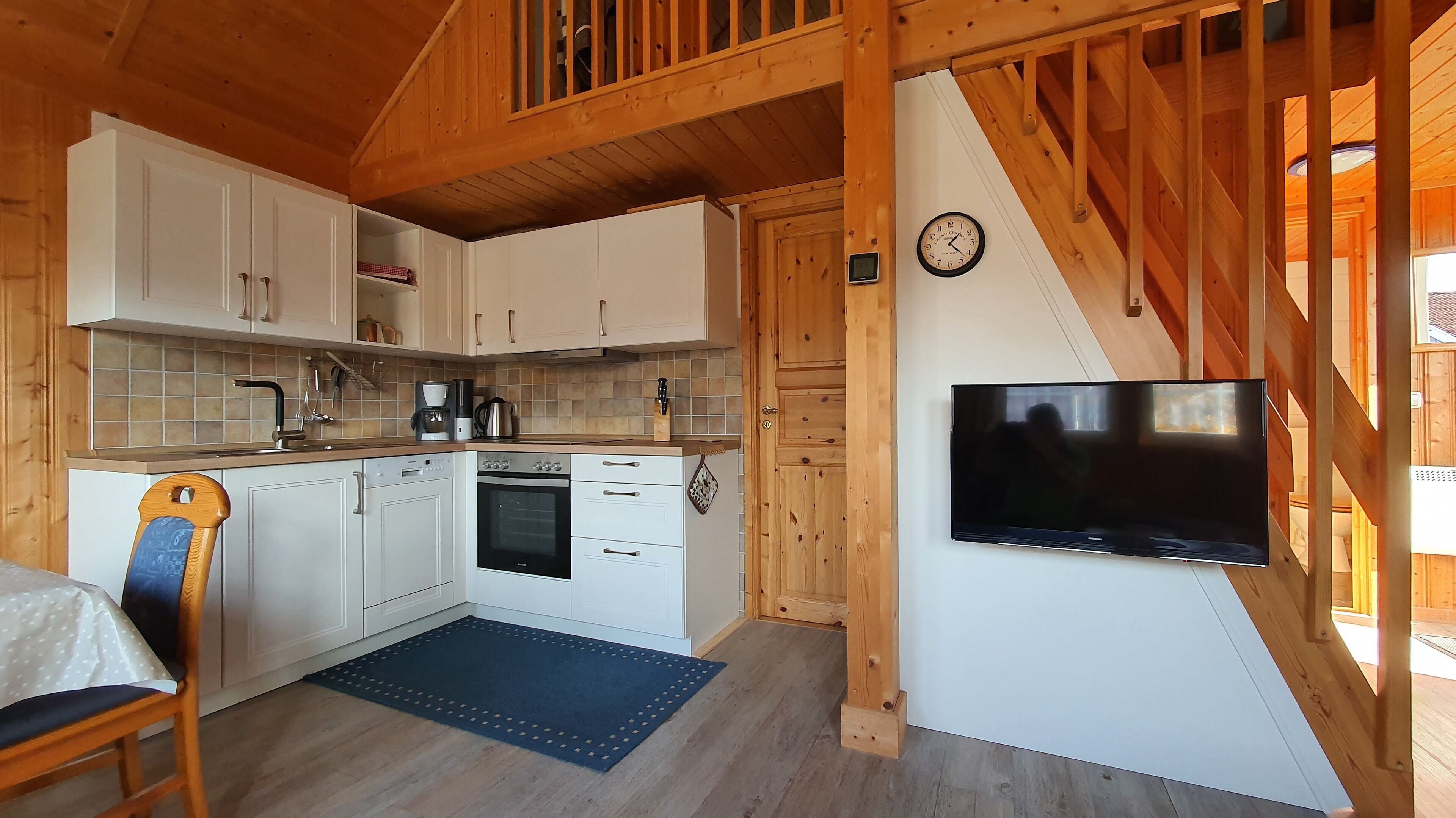 Frigorífic, placa de cuina, rentaplats i cafetera i tetera 