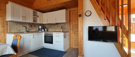 Kjøleskap, kokeplater, oppvaskmaskin og kaffetrakter/tekoker