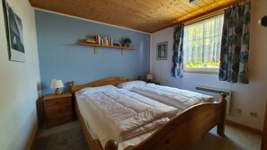 2 bedrooms, travel cot, free WiFi - Swedish vacation home on Lake Userin (Userin)
