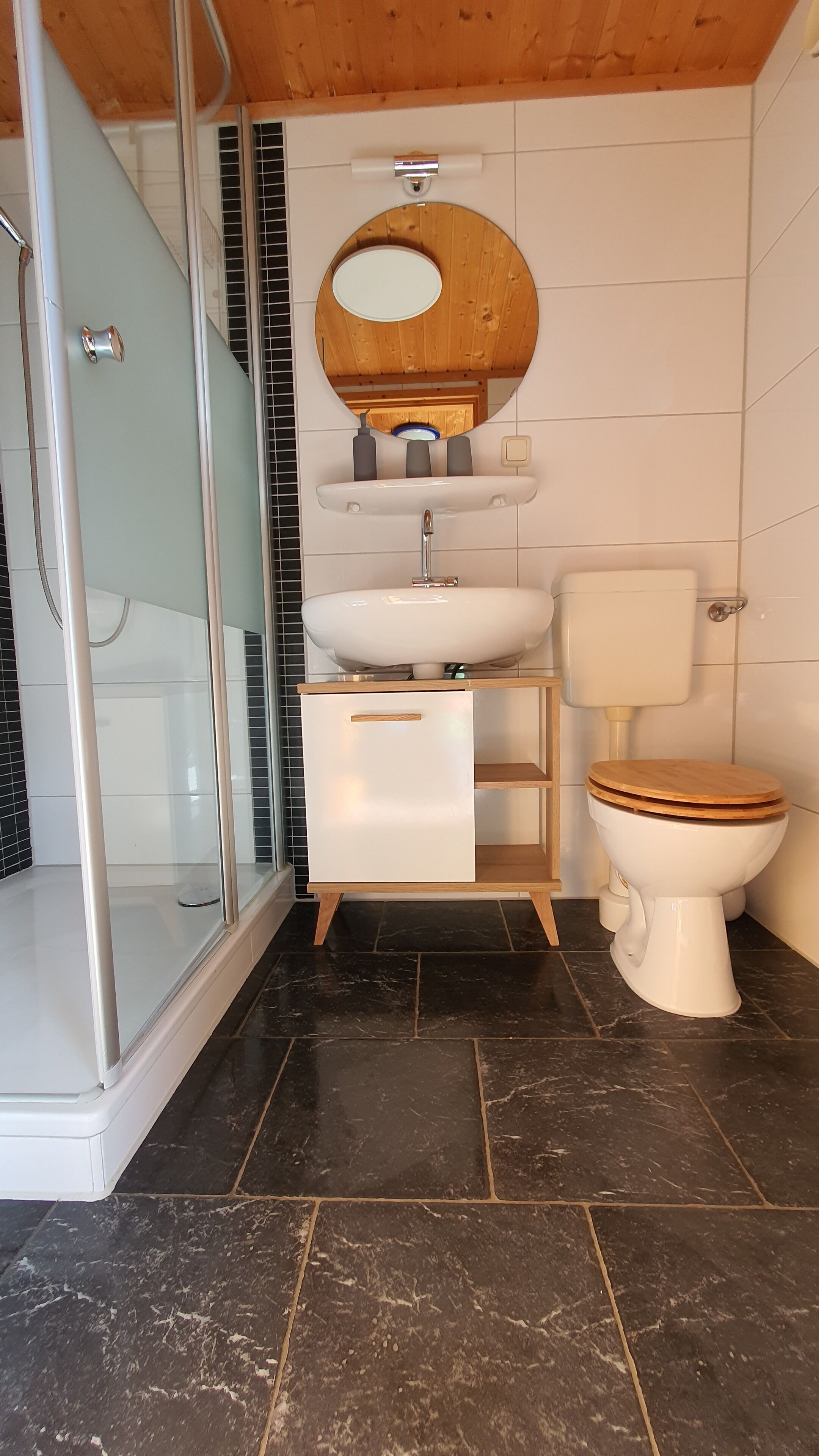 Dusch, handdukar och toalettpapper