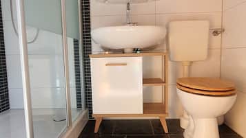 Dusch, handdukar och toalettpapper