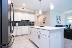 Refrigerador, microondas, horno, placa de cocina