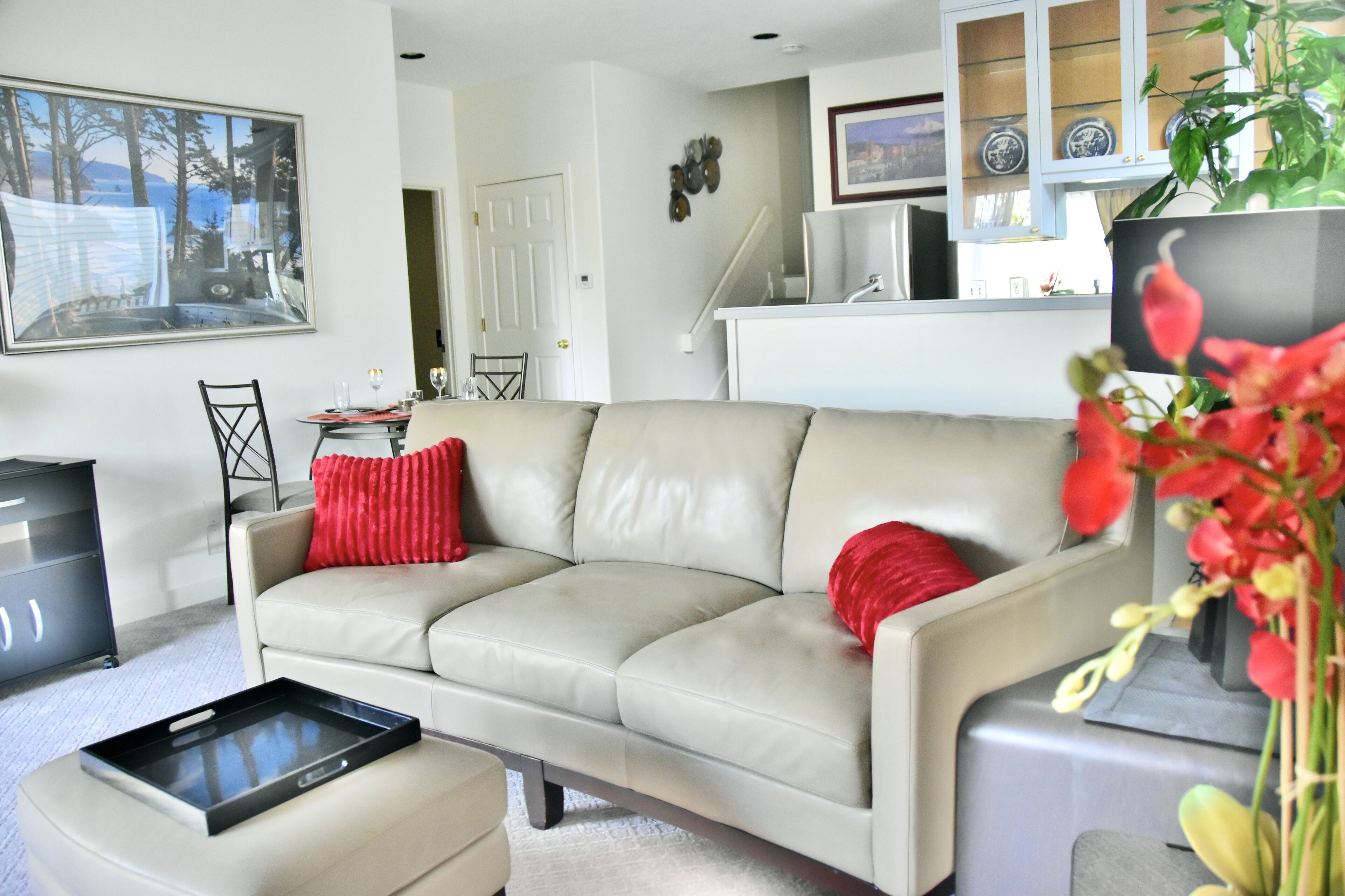 The New Remodeled deluxe 1bd has a view, ac, heat, in great location.