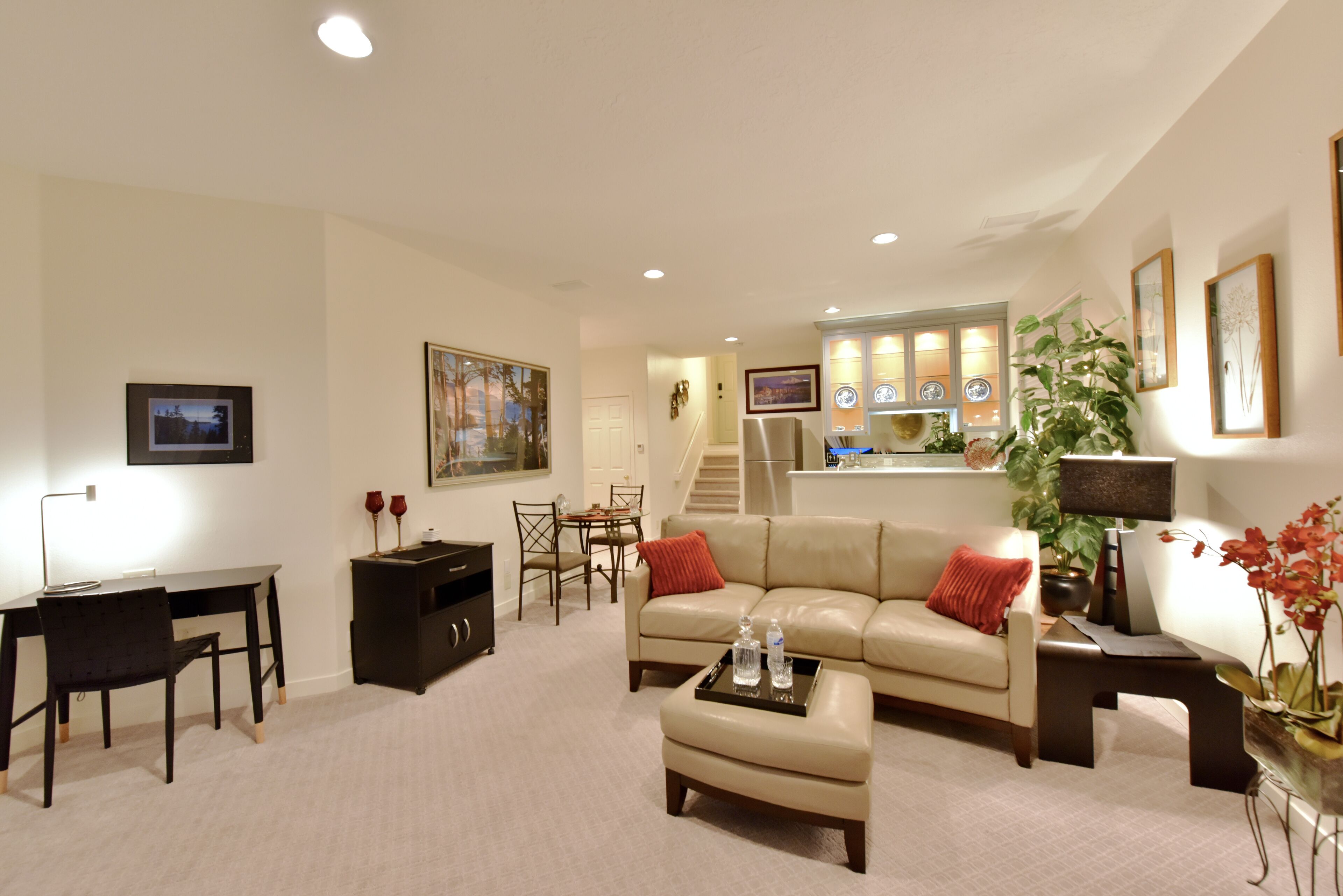 The New Remodeled deluxe 1bd has a view, ac, heat, in great location.