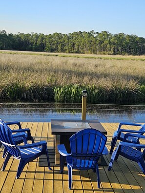 Outdoor dining - HotTub/Fish/RIVER FRONT/DOGS/SUMMER POOL.RIGHT BY GULF AND BEACHES. BRING BOAT!
 (Gautier)