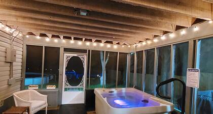 HotTub/Fish/RIVER FRONT/DOGS/SUMMER POOL.RIGHT BY GULF AND BEACHES. BRING BOAT!